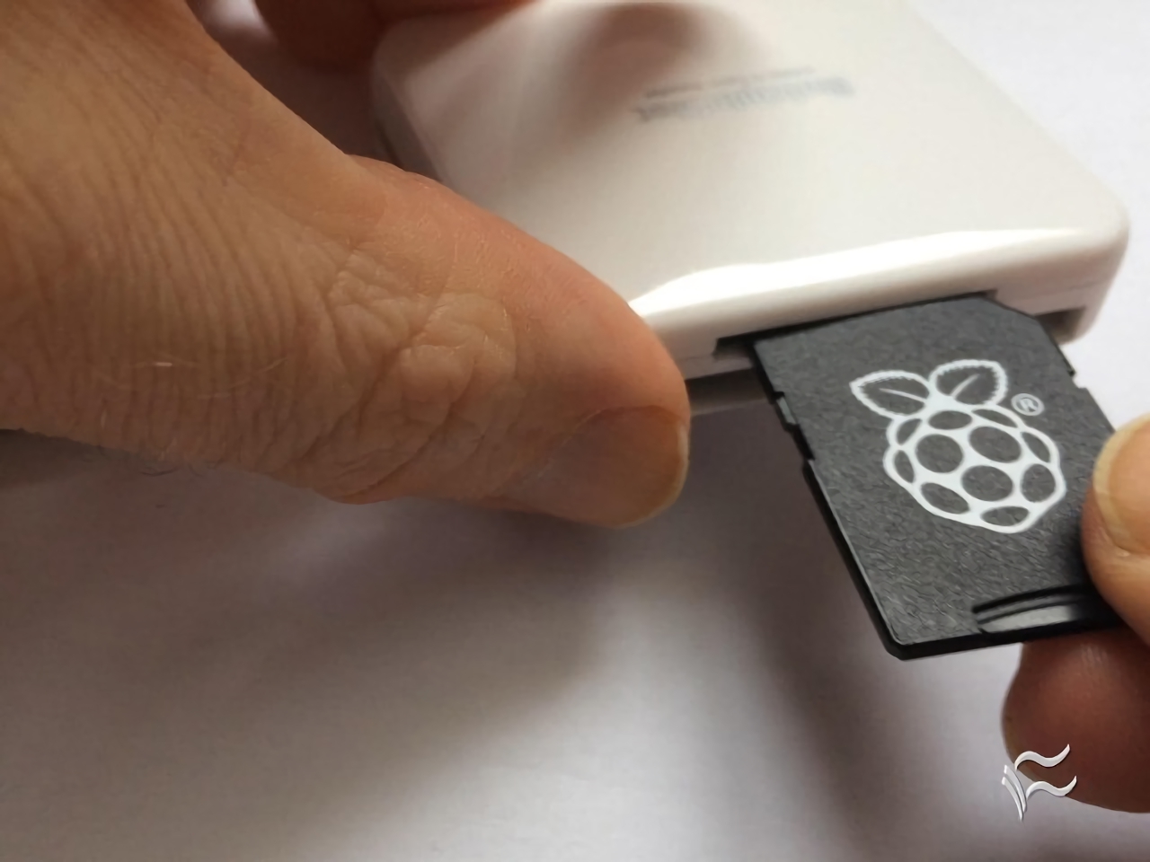Raspberry Pi 3 Model A のosダウンロードから周辺機器接続まで Zdnet Japan