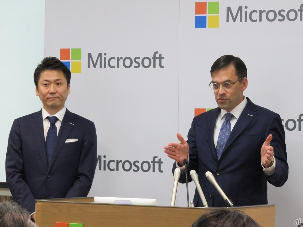 会見で質問に答える日本マイクロソフトの手島主税 執行役員常務クラウド＆ソリューション事業本部長兼働き方改革推進担当役員（左）と平野氏