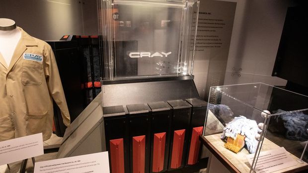 　Seymour Cray氏によって設計された、象徴的なスーパーコンピューター「Cray-1A」が英国ロンドンのサイエンス・ミュージアムで展示されている。同機は配線長を短くするために円筒型のデザインを採用しており、その下部は人が座れるようになっている。