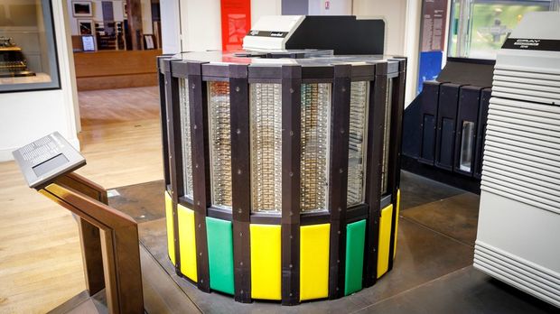 　パリ工芸博物館に展示されている、1985年に登場した「Cray-2」スーパーコンピューター。