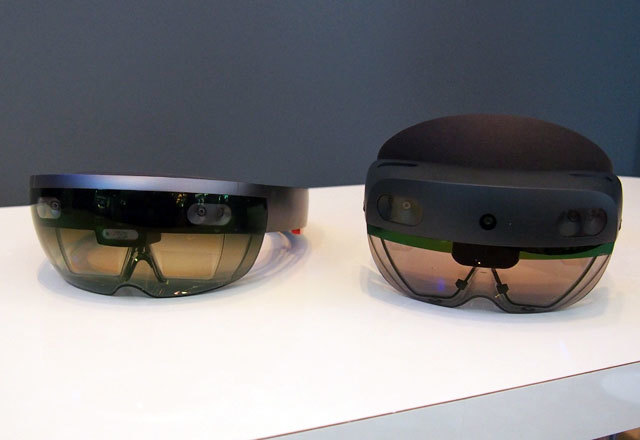 横から見た初代HoloLens（左）と最新のHoloLens 2。HoloLens 2はデバイスを頭部の前後2カ所で支えるが重量のバランス感は良い