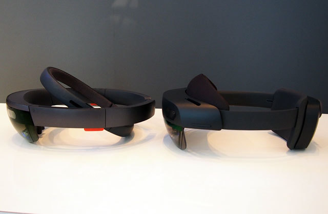 上から見た初代HoloLens（左）と最新のHoloLens 2。初代の方がスリムな印象だが、初代は頭全体でデバイスを支えるため装着時の圧迫感が強い