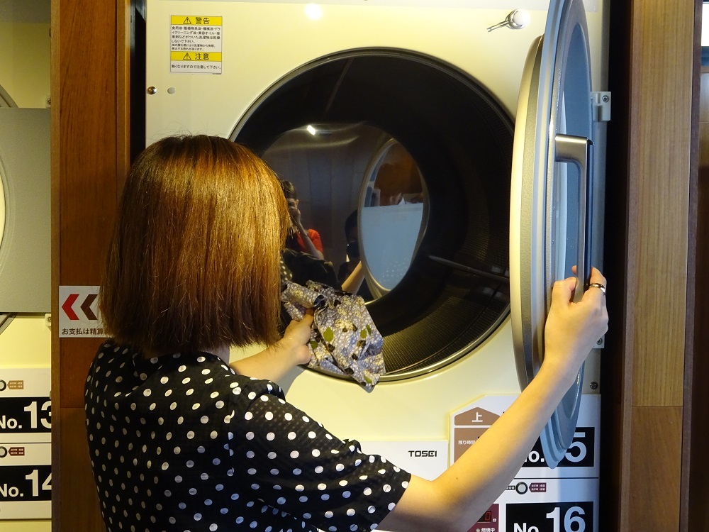 今回、撮影ブースが設置された店舗の一つ「TOSEI Laundry HIGASHINAKANO」。道路沿いにはセブン-イレブンがあり、すぐに発送できる