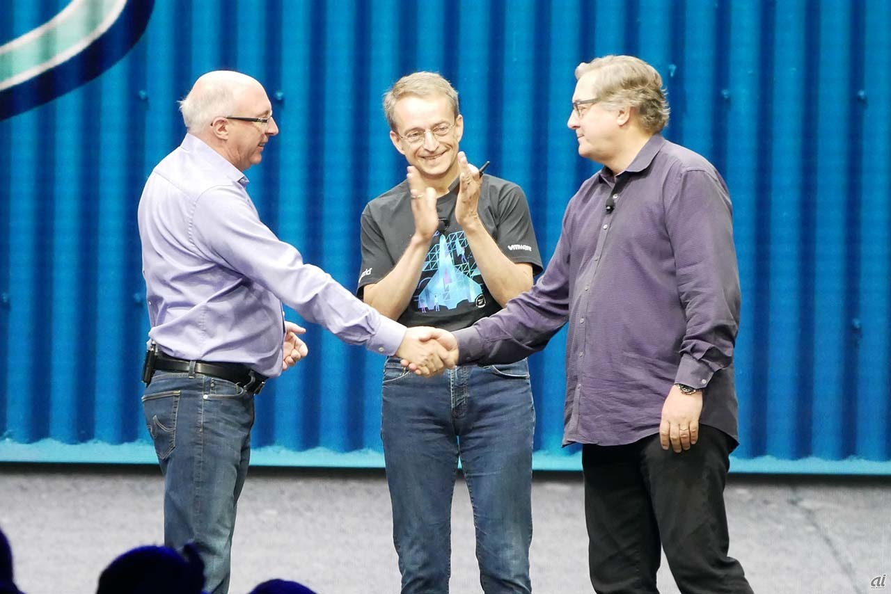 （左から）VMwareのRay O'Farrell氏、VMwareのPat Gelsinger CEO、新たにCTOに就任するGreg Lavender氏