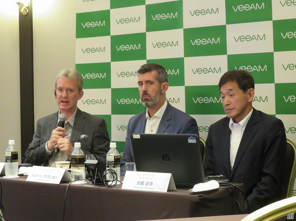 左から、米Veeam Softwareエンタープライズ戦略担当バイスプレジデントのDave Russeli氏、アジア太平洋地域・日本担当シニアバイスプレジデントのShaun McLagan氏、古舘氏