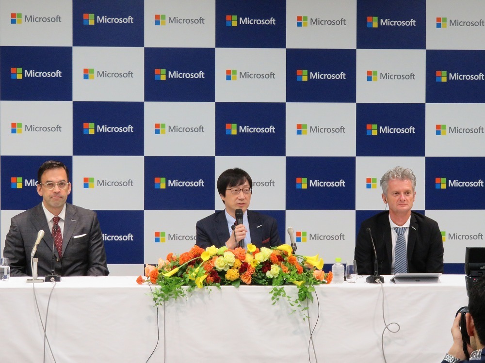 左から、日本マイクロソフト前社長で特別顧問の平野氏、新社長の吉田氏、Microsoft アジア担当プレジデントのHaupter氏