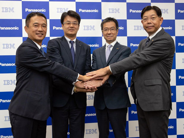 大阪で協業を発表した日本IBMの武藤氏、山口氏、パナソニックの樋口氏、青田氏（左から、写真提供：パナソニック）
