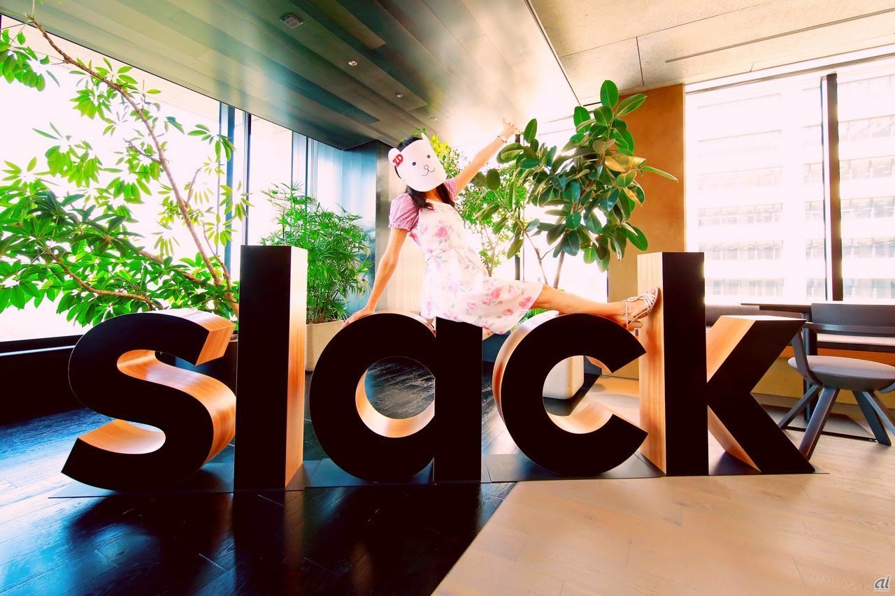 おっきなSlackブロックを発見！ Slackに来た記念にインスタ映えする写真を撮っておかなくちゃ。