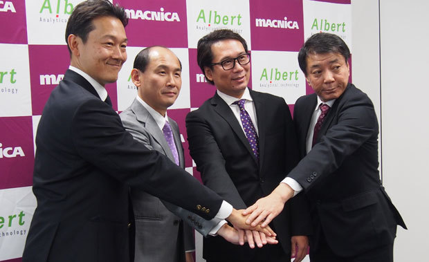 資本業務提携を発表したマクニカの佐藤氏と原氏、ALBERTの松本氏と安達氏（左から）