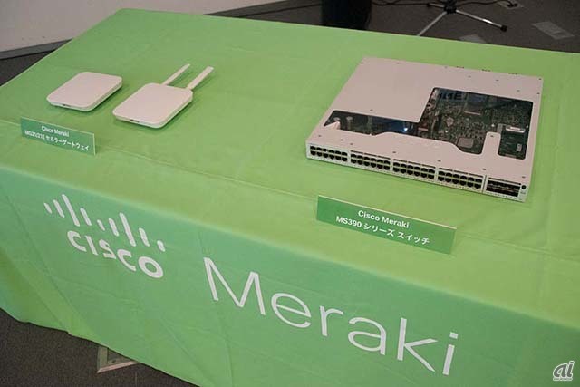 会場に展示されていた新製品のデモ機。右がCatalystのハードウェア技術とMerakiのソフトウェア技術を組み合わせた新アクセススイッチ「Cisco Meraki MS390シリーズ スイッチ」、左はワイヤレスWANを実現するためのLTEゲートウェイ「Cisco Meraki MG21/21E セルラーゲートウェイ」