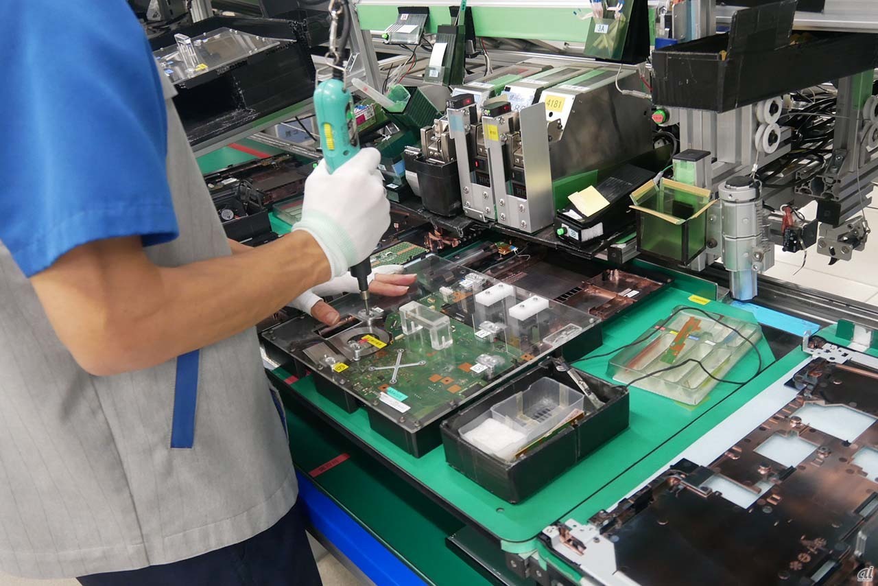 デスクトップPC向け基板の生産は今年度から本格化。ディップ方式の中古機械を新たに導入した。