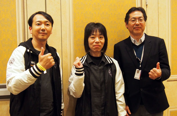 AWS DeepRacerリーグで優勝したDNPデジタルソリューションズの瀧下初香さん（参加名「SOLA」さん、中央）、2位の大野史暁さん（同「FUMIAKI」さん、左）、代表取締役社長の福田祐一郎氏（右）