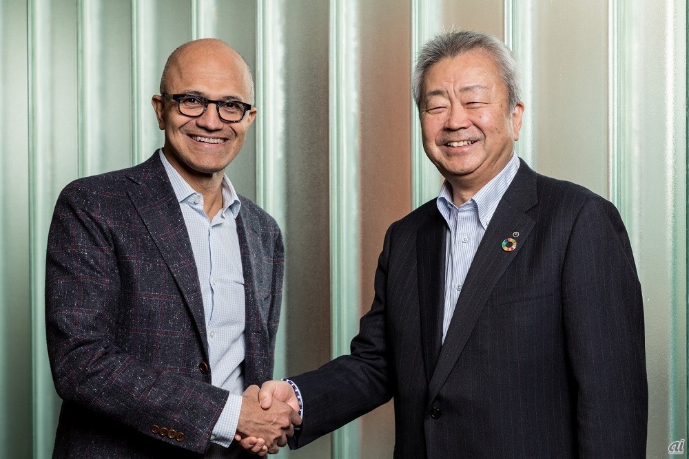 戦略的提携に合意したMicrosoft CEO（最高経営責任者）のSatya Nadella氏（左）とNTT代表取締役社長の澤田純氏