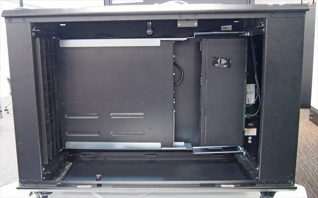 6Uのラック内部。2U分のスペースを使って左側にUPS、右側にセキュリティ監視機器、配電機器などを配置する