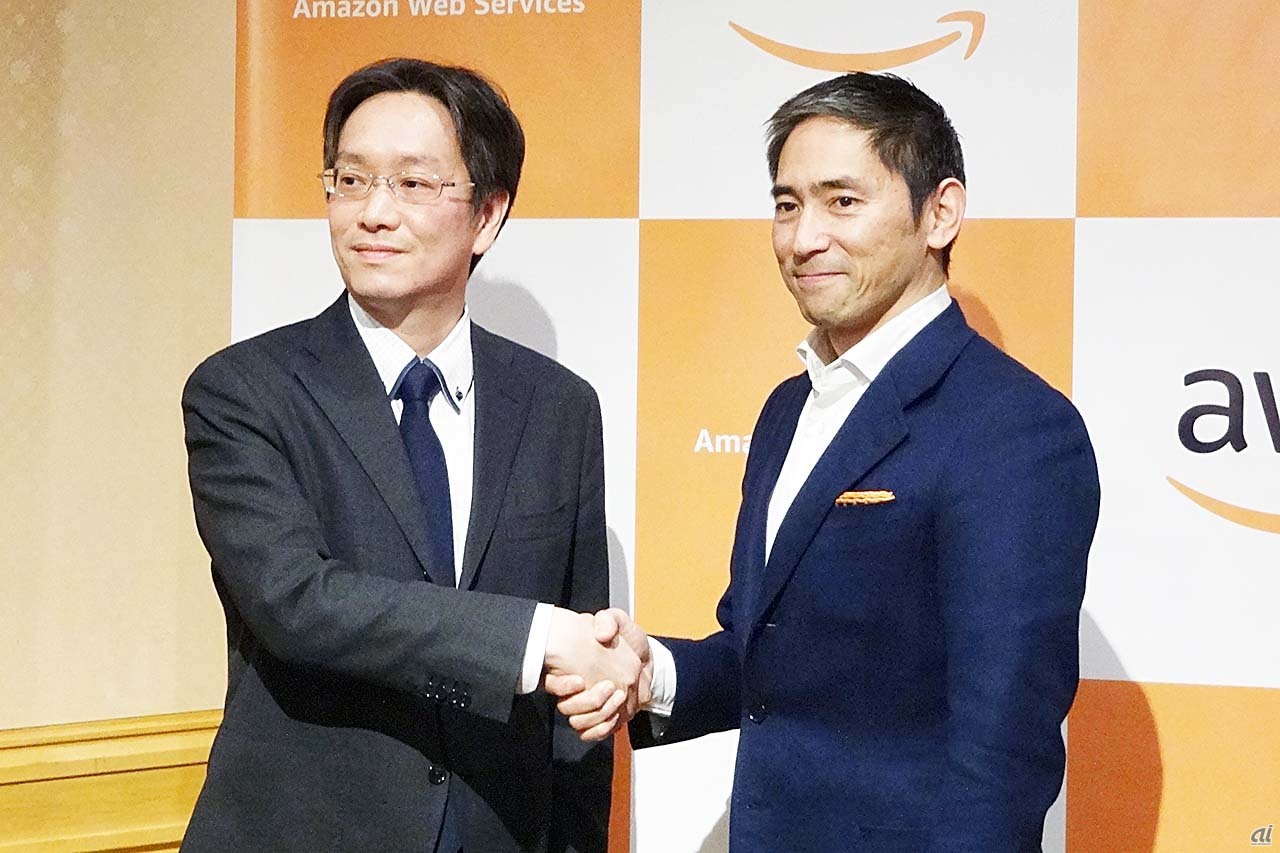 ソニー銀行の福嶋達也氏（左）とAWSジャパン 代表取締役社長の長崎忠雄氏