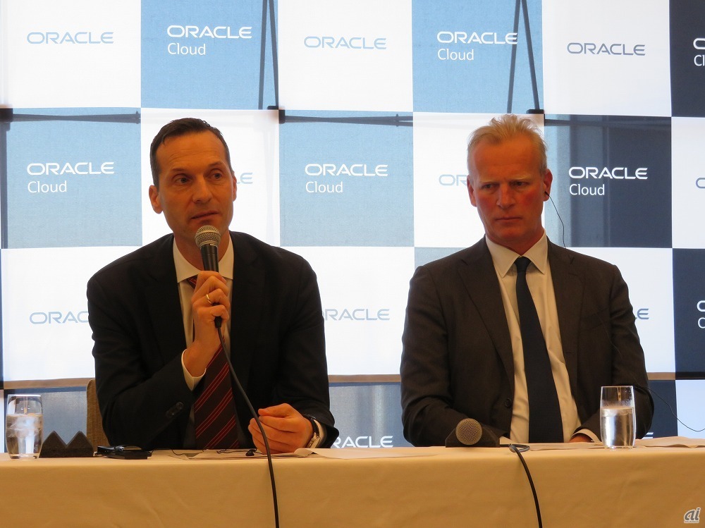 日本オラクルの事業方針説明会見にはKenneth Johansen CEOとPeter Fleischmann 専務執行役員 クラウド・アプリケーション事業統括（右）が登壇した