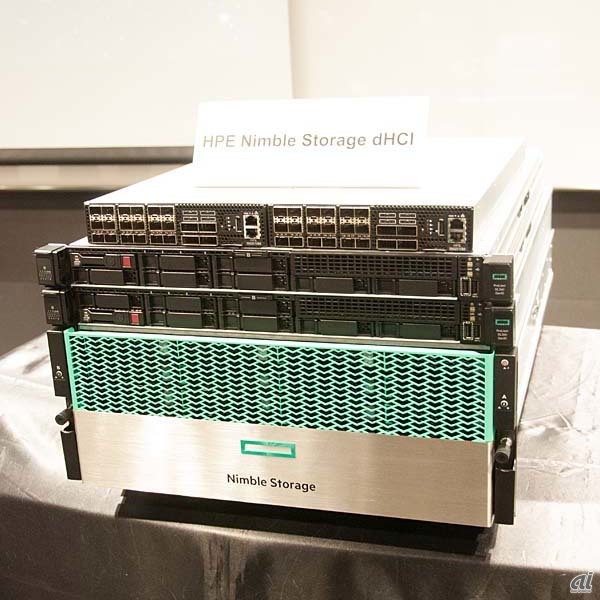 会場に展示されていたHPE Nimble Storage dHCI。外見は単にNimble Storage、ProLiantサーバー、ネットワークスイッチが積み上げられただけとしか見えないが、Nimble StorageのソフトウェアにdHCI専用のものが追加されている