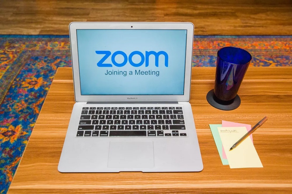 Zoomのロゴが表示されたノートPC