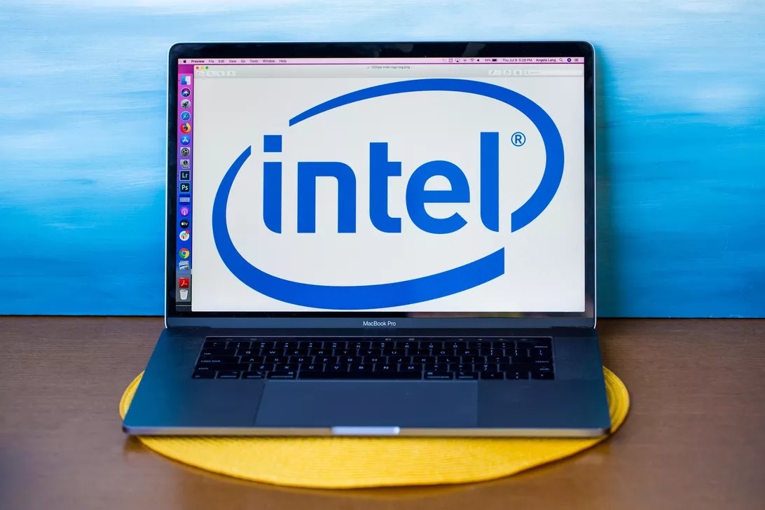 Intelのロゴが表示されたノートPC