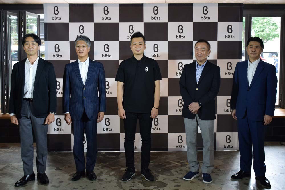 (左から)三菱地所 新事業創造部 部長の小林京太氏、カインズ 社長補佐(経営企画担当)の渡邊喜久氏、b8ta Japan カントリーマネージャーの北川卓司氏、丸井 代表取締役社長の青野真博氏、凸版印刷 情報コミュニケーション事業本部 マーケティング事業部長の小城郁夫氏。コロナ対策のため、ソーシャルディスタンスを意識して並んでいる