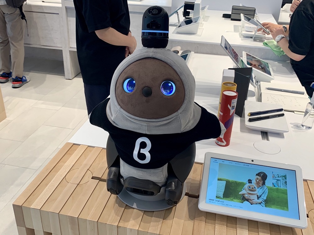 店内に入ると、b8taのユニフォームに身を包んだペットロボット「LOVOT（ラボット）」が週末店長として出迎える。人間の仕事を代替するというよりは、看板猫のように来店客を癒やしてくれる。各製品の横にはタブレットが置かれており、その中の紹介文や動画で詳細を知ることができる。価格のボタンをタップすると購入となり、b8taのスタッフ「ベータテスター」が対応する