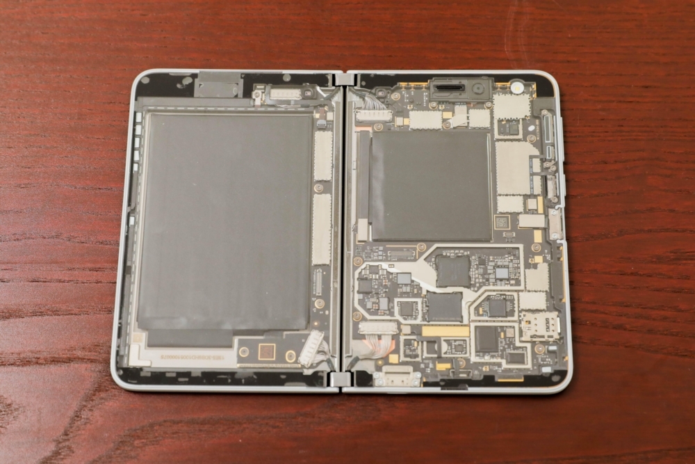　Nintendo 3DS XLと並べてみたところ。Surface Duoを見ると、つい3DS XLを思い浮かべてしまう。幅と奥行きの寸法はほぼ同じだが、Duoの方が薄い。Duoは、小さなノートPCか携帯型ゲーム機のような角度で開いた状態を維持することもできる。

