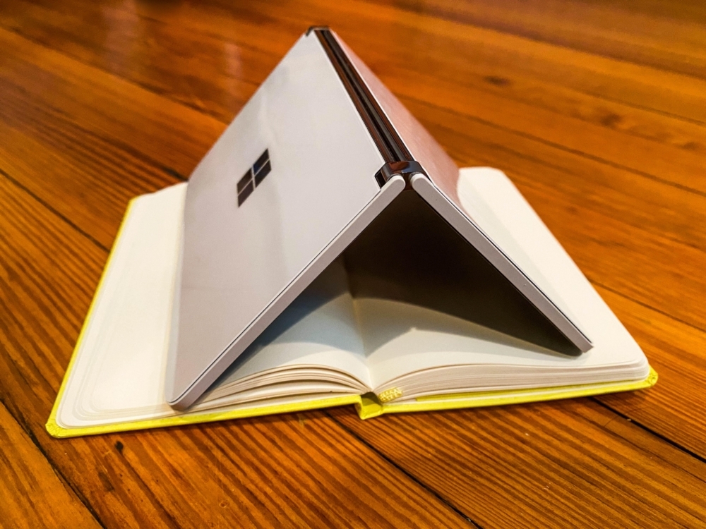 　Surface Duoは金属とガラスでできた魔法のモレスキン（Moleskine）のように見える（Moleskineは「伝説のノート」とも呼ばれ、世界で愛用されている手帳のブランド）。大きさは、ちょうど小さめの手帳と同じくらいだ。
