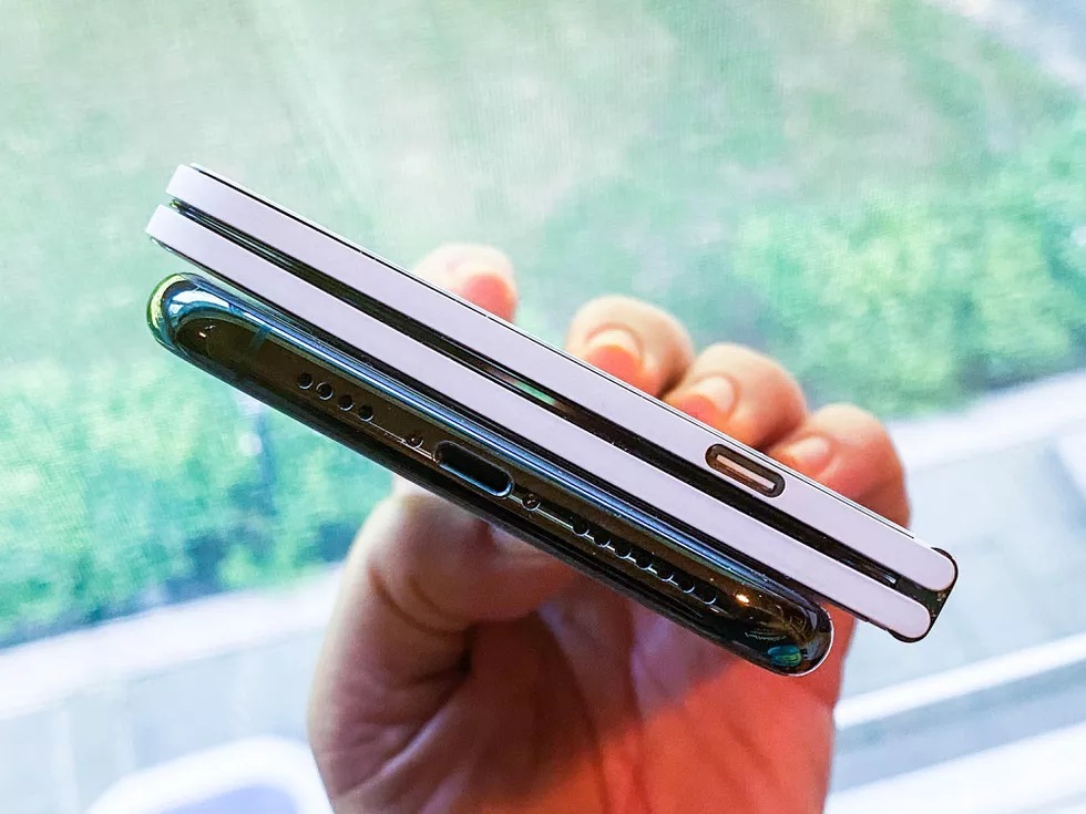 　厚さ9.9mmのSurface Duoは「iPhone 11 Pro Max」よりは厚いが、それほど大きな違いはないかもしれない。
