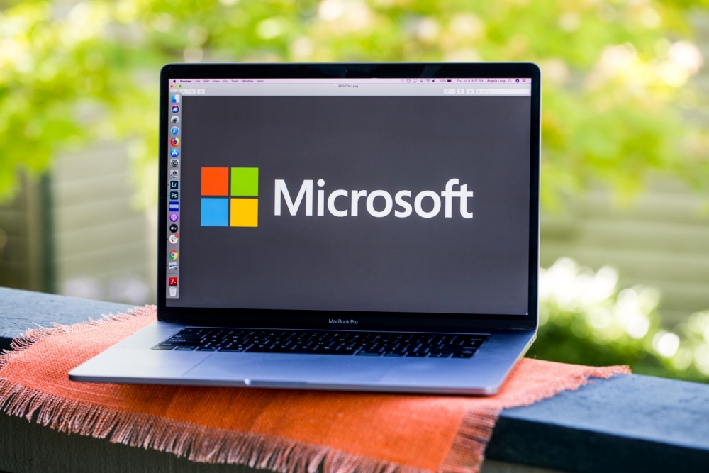 Microsoftのロゴが表示されたノートPC