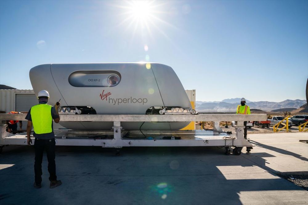 　Virginが開発を進める次世代高速輸送システム「Hyperloop」が11月に入り、大きな節目を迎えた。2人の人間を乗せた高速ポッドが運行された。Hyperloopの有人走行試験は、これが世界初だという。

　Hyperloopは、Telsaの最高経営責任者（CEO）Elon Musk氏が2013年に提唱した構想で、磁気浮上車両のような技術と真空チューブの組み合わせによって、音速に近い速度で人や貨物を運ぶというものだ。