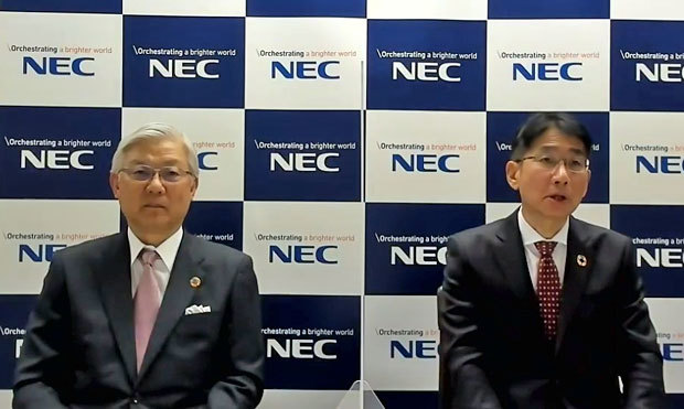 NECの新社長CEOに就任するCFOの森田隆之氏（右）と現職の新野隆氏