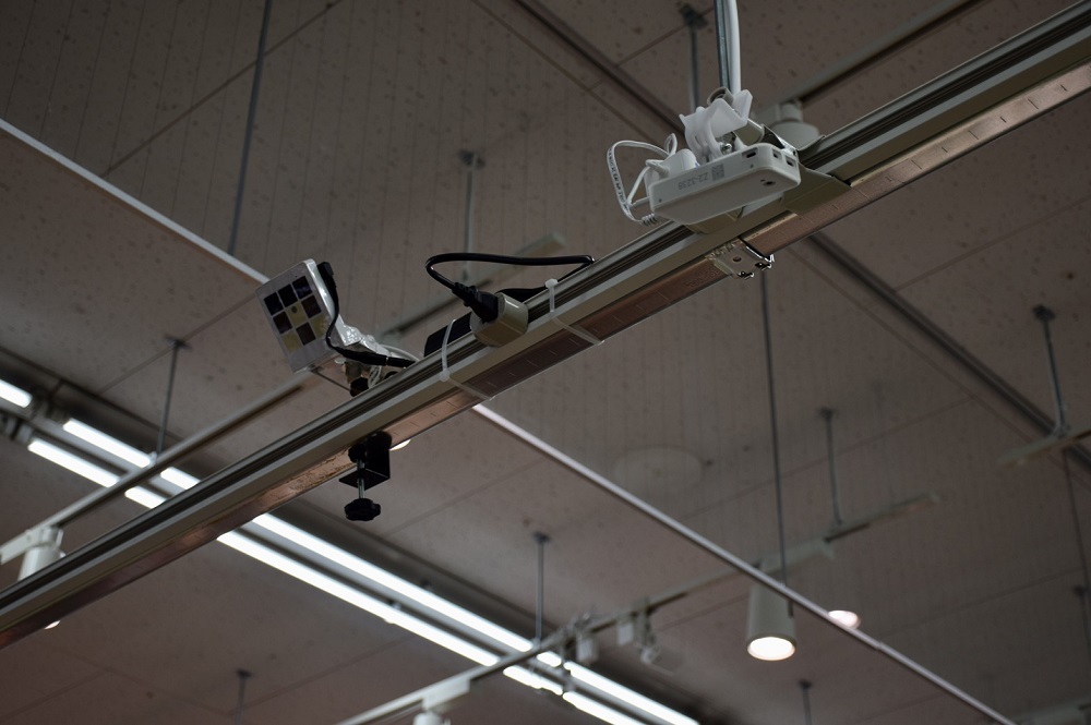 手前の白い長方形の機器が、Retail AIが開発したリテールAIカメラ。長沼店では、約700台が稼働している