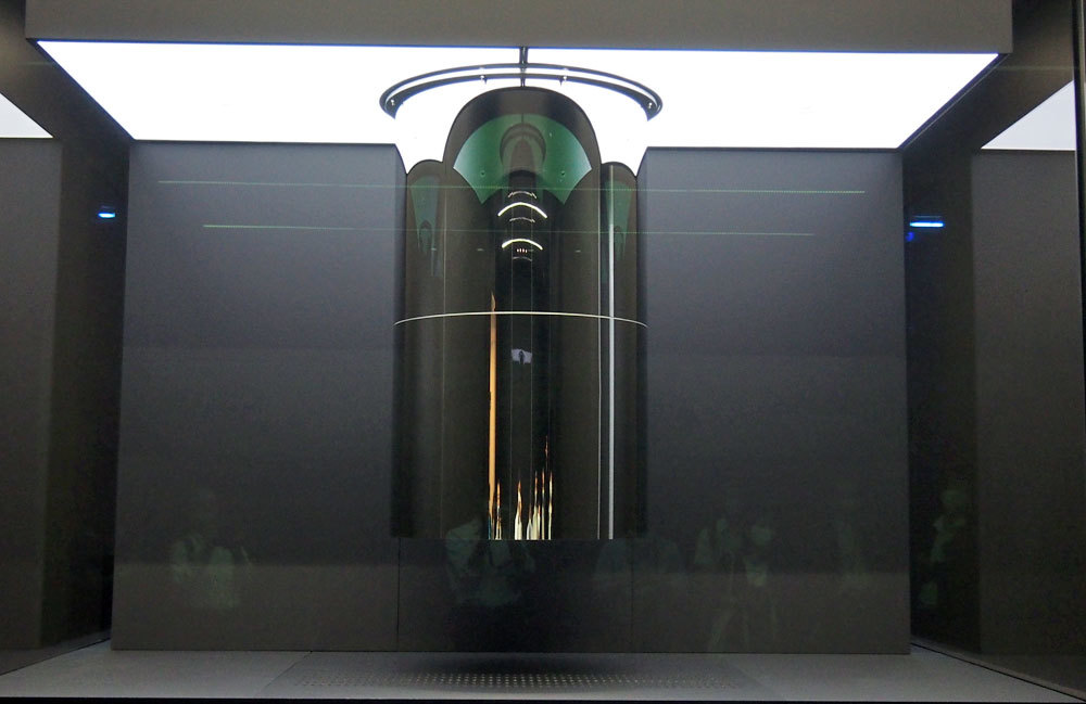 超伝導状態の維持するための冷凍機は高さが約1.5メートルという