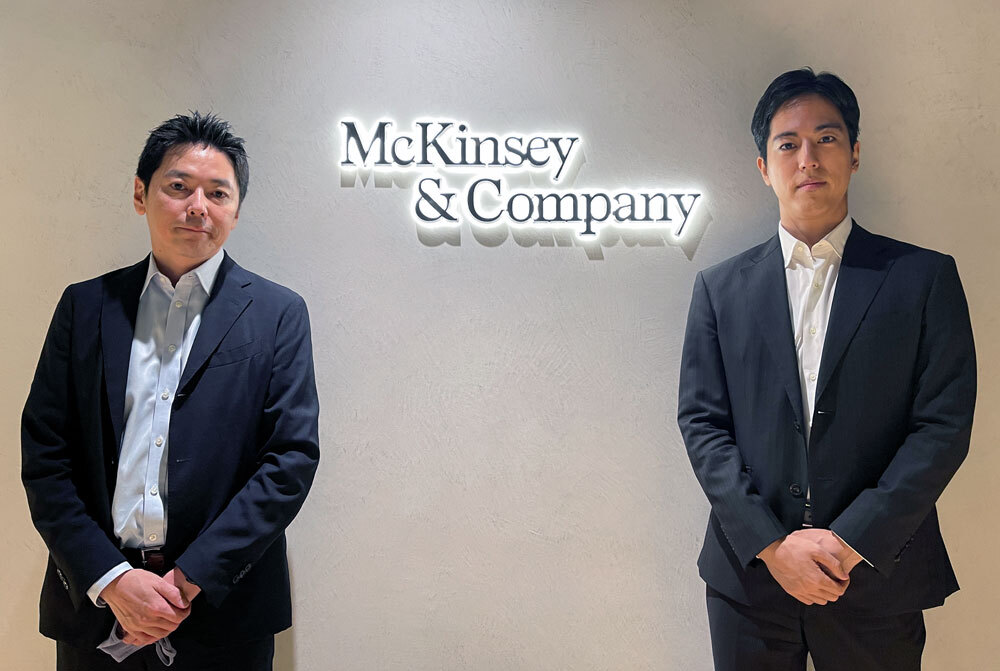 マッキンゼー・アンド・カンパニー、パートナーの加藤智秋氏（左）とアソシエイトパートナーの鍵谷美宏氏