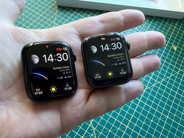 並べて比較

　「Apple Watch Series 7」（左）と「Apple Watch Series 5」。
