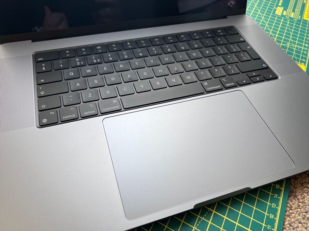 本体が登場

　梱包はミニマリスト的だが、世界中に出荷されるMacBook Proを保護するという点では、完璧に妥当なものだ。