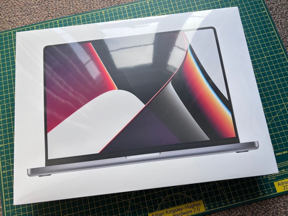 箱から取り出した本体

　2018年のMacBook Proよりもはるかに分厚くて重い感じがするが、角張った感じは大幅に軽減されている。