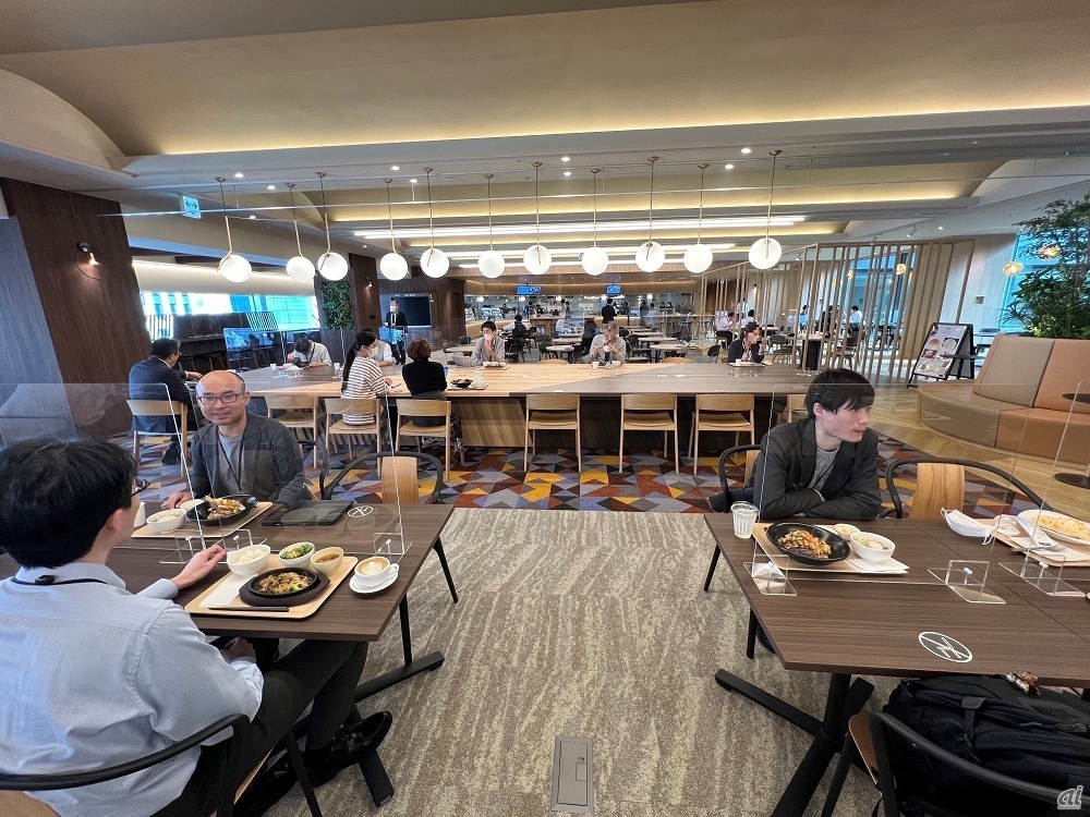 社員食堂をリニューアルし、2021年10月にオープンしたNEC本社ビルの共創空間「FIELD（フィールド）」
