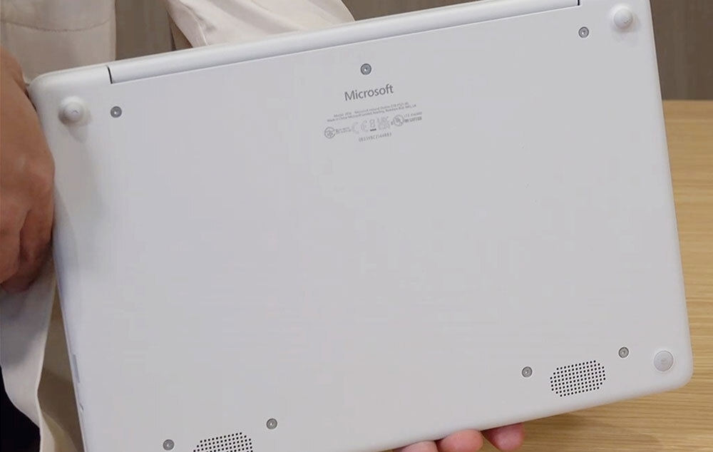 Surface Laptop SEの筐体背面は7つのネジで固定している