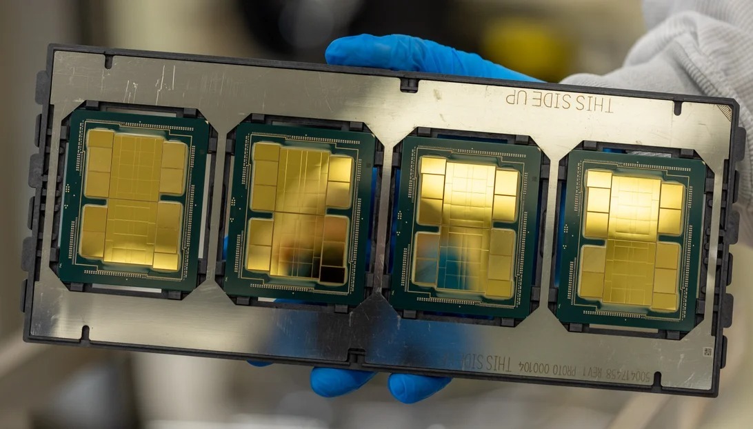 巨大なPonte Vecchio

　IntelのPonte Vecchioプロセッサーは（この写真では4つのPonte Vecchioが並んでいる）、チップ業界の標準からいえば非常に巨大だ。数十個のタイルを搭載し、1000億個以上のトランジスターが使われている。