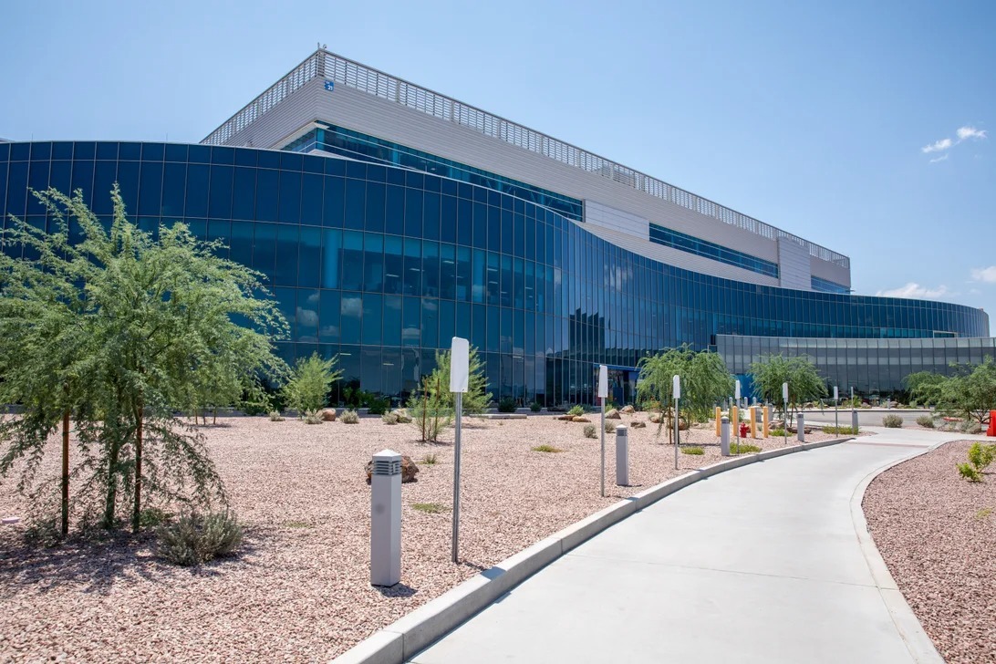 米アリゾナ州チャンドラーにあるIntelのプロセッサー工場、Fab 42

　「Fab 42」は、Intelが米アリゾナ州のチャンドラーに設けた比較的新しいキャンパスであるオコティージョキャンパスにある工場だ。同社は、チャンドラーにあるほかのキャンパスと合わせると、この都市だけで1万2000人の従業員を雇用しているが、新たに建設中の「Fab 52」と「Fab 62」のために、さらに従業員を3000人増やす予定だ。