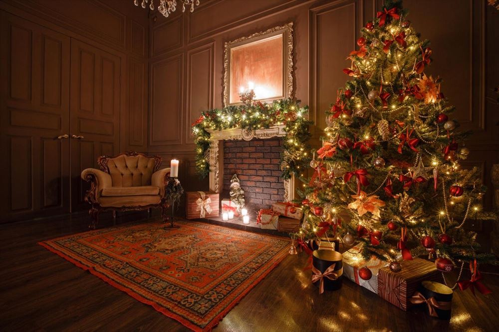 　室内に置かれた典型的なクリスマスツリーの心温まる画像。