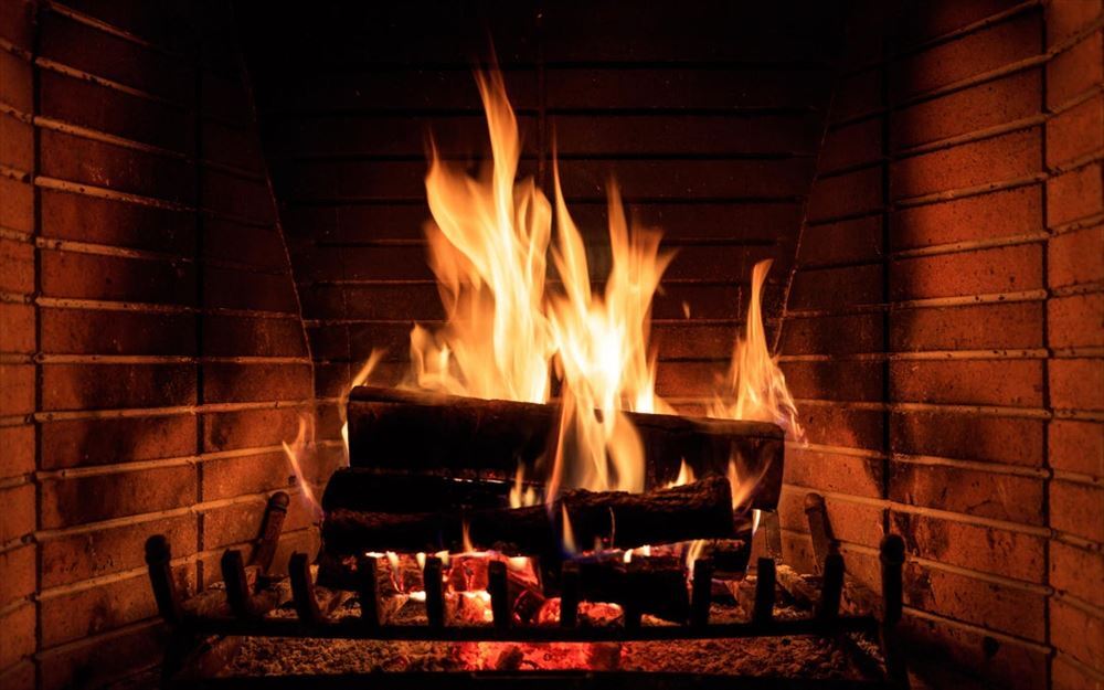 　燃えさかる自宅の暖炉。