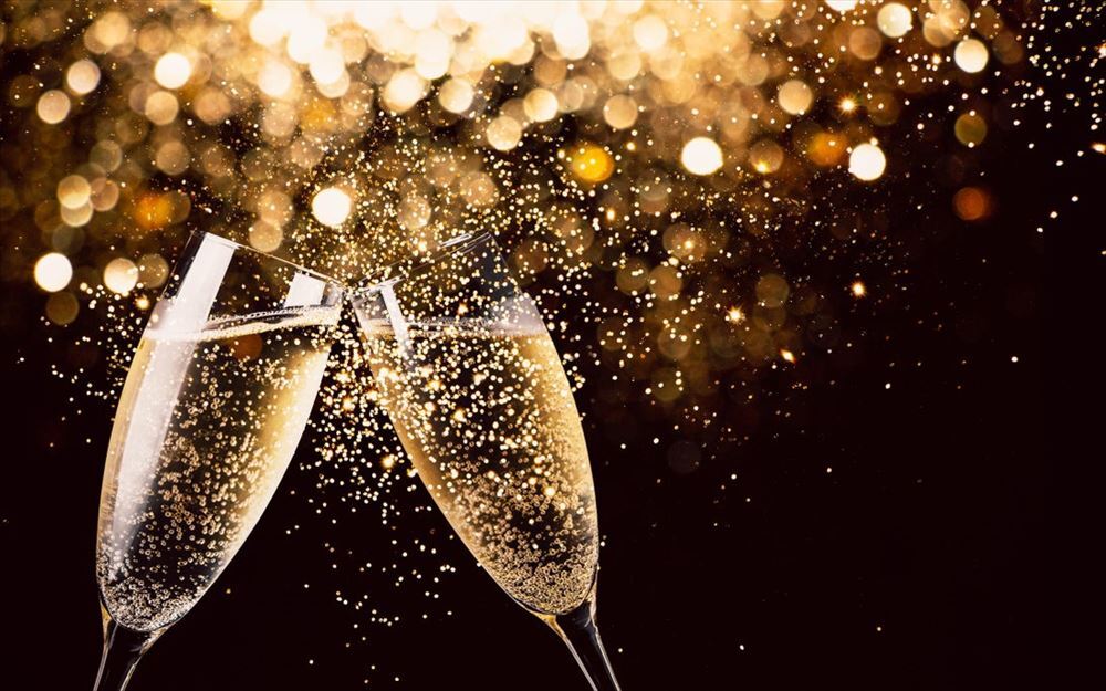　シャンパンでお祝いの乾杯。