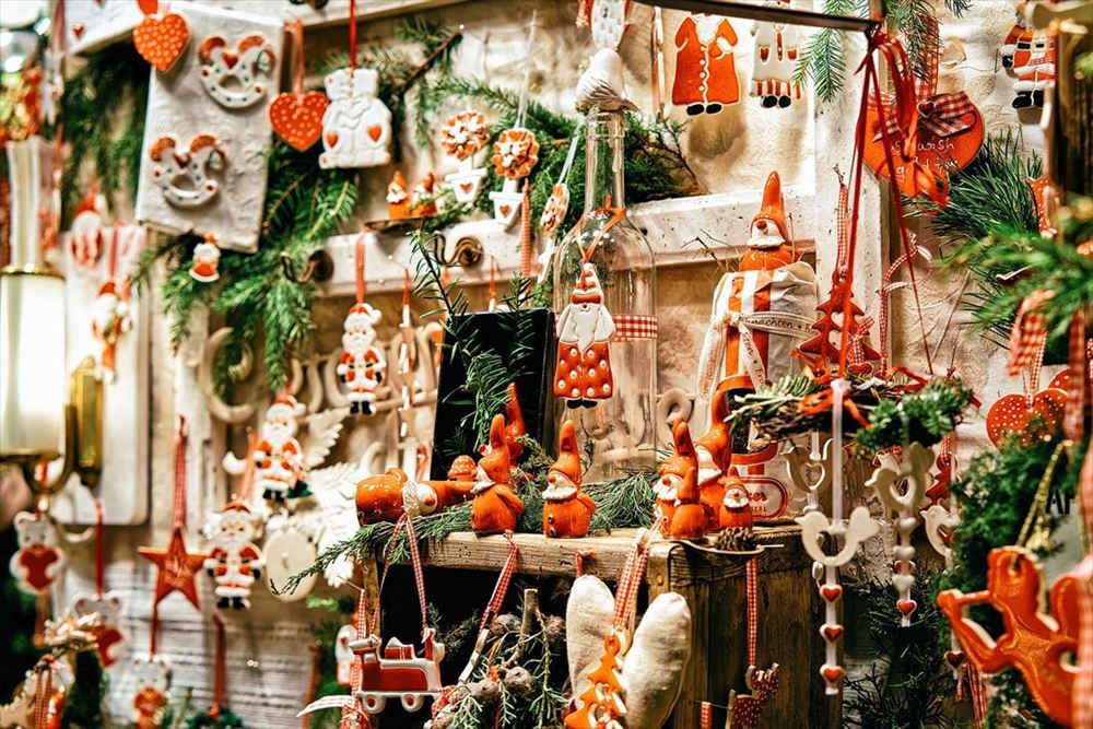 　ベルリンのナイトマーケットのクリスマスツリーに飾られたガラス製の装飾品。