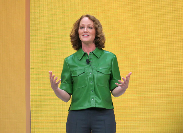 SAPのマーケティングおよびソリューション最高責任者（CMSO）、エグゼクティブボードメンバーのJulia White氏。2021年にSAP入社。以前はMicrosoftでAzureのプロダクトマーケティング担当コーポレートバイスプレジデントを務めた。初日の基調講演では、ステージ上のKlein氏と掛け合いで、展示フロアからSAPができることを示した。写真は最終日、サステナビリティーの基調講演に合わせてグリーンのジャケットで登場