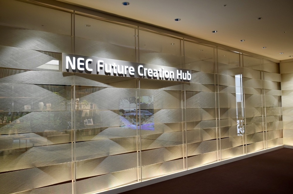 NECの量子コンピューティングに関する取り組みも紹介された。同社は量子コンピューティングを「ビジネスのゲームチェンジを可能にする技術」と捉え、研究機関や大学と連携しながら実用化に向けて取り組んでいる。写真にあるのは、同社の量子アニーリングマシンの模型。実際の高さは2メートルほどあるという。この展示スペースは、2022年5月に設置された
