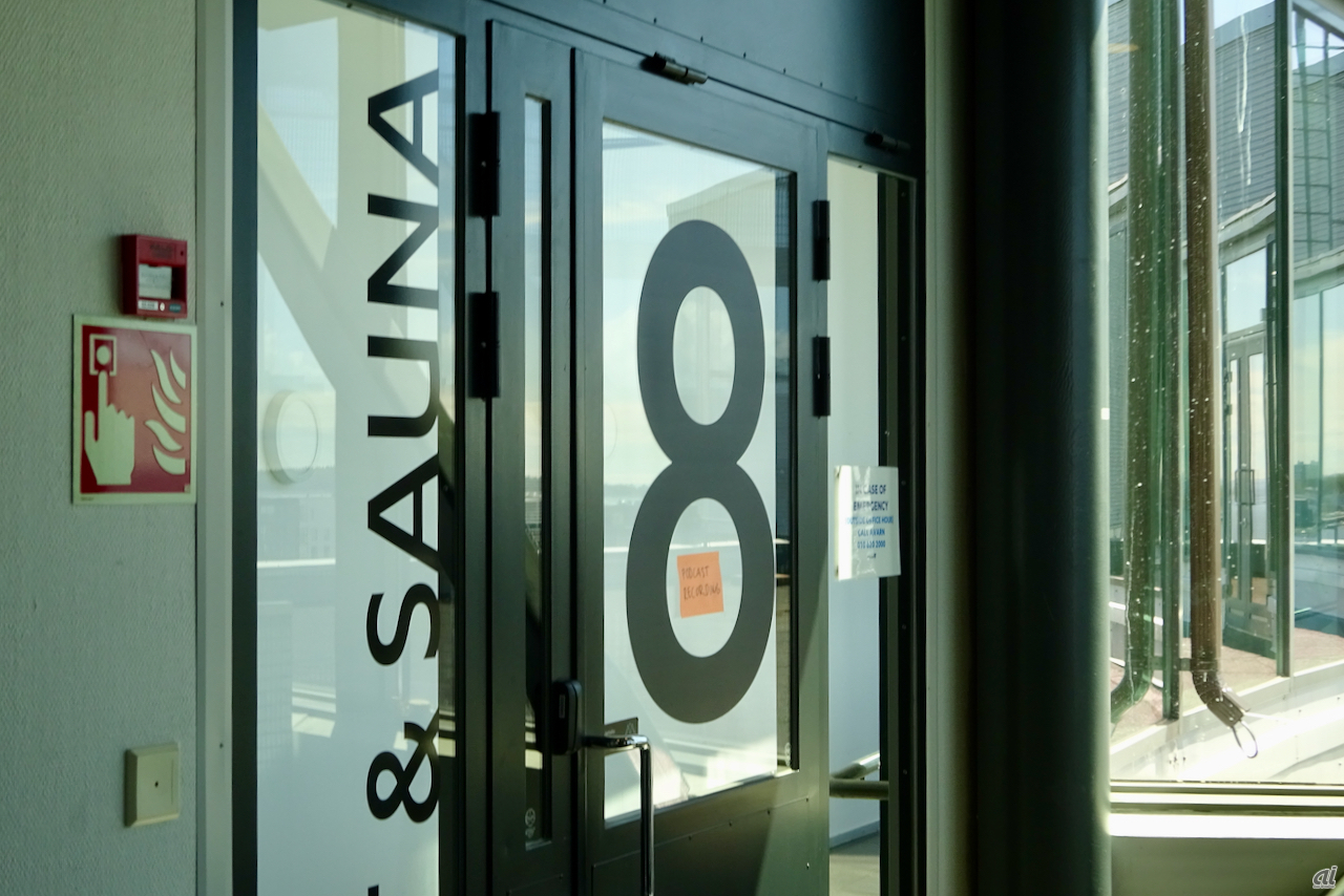 　フィンランドのセキュリティ企業WithSecureは先頃、同社カンファレンス「SPHERE22」を開催した。その取材の一環として本社社屋を訪問した際、社内にあるサウナを見学する機会を得た。フィンランドと言えばサウナ、サウナと言えばフィンランドということで、そのサウナを写真で紹介する。

　WithSecure社屋。建物上部グレーの部分にサウナがある。

関連記事：
ランサムウェア攻撃の変遷--傾向と背景
「Security by PlayStation」--ヒッポネン氏が語る2032年のサイバーセキュリティ
ウィズセキュアの成長戦略--BtoBへの集中とSaaSモデルへの移行