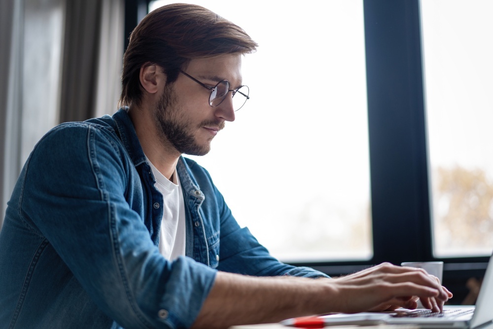 ノートPCに向かう男性の画像