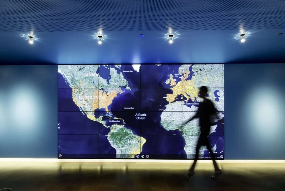世界地図を投影したモニターのある室内の画像